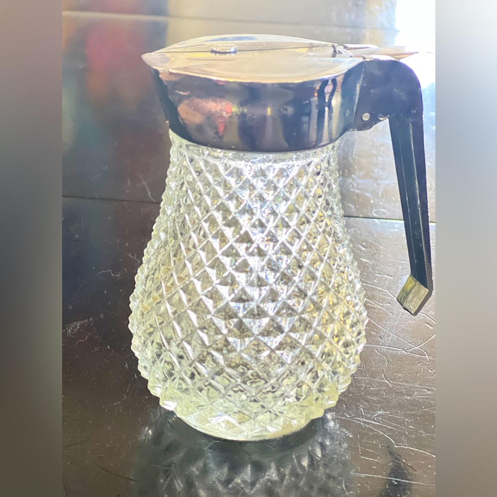 Vintage syrup dispenser , Hong Kong glass. This is in working condition.